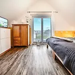 Ferienhaus-lieblingsplatz-by-seeblick-ferien-oro-direkte-wasserlage-sauna Hébergement de vacances *