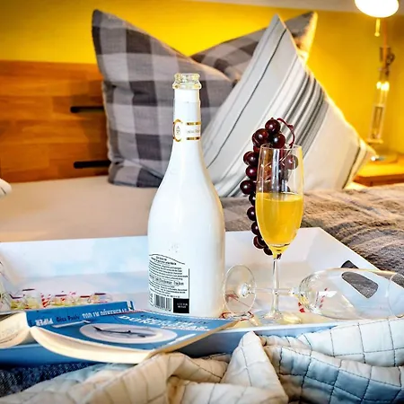 Ferienhaus-lieblingsplatz-by-seeblick-ferien-oro-direkte-wasserlage-sauna بيت للعطل أوبلينتيز