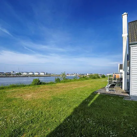 Ferienhaus-lieblingsplatz-by-seeblick-ferien-oro-direkte-wasserlage-sauna بيت للعطل